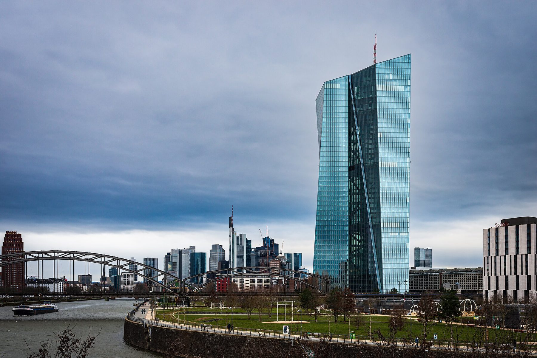 Sede del Banco Central Europeo en Fráncfort vista desde el río Meno