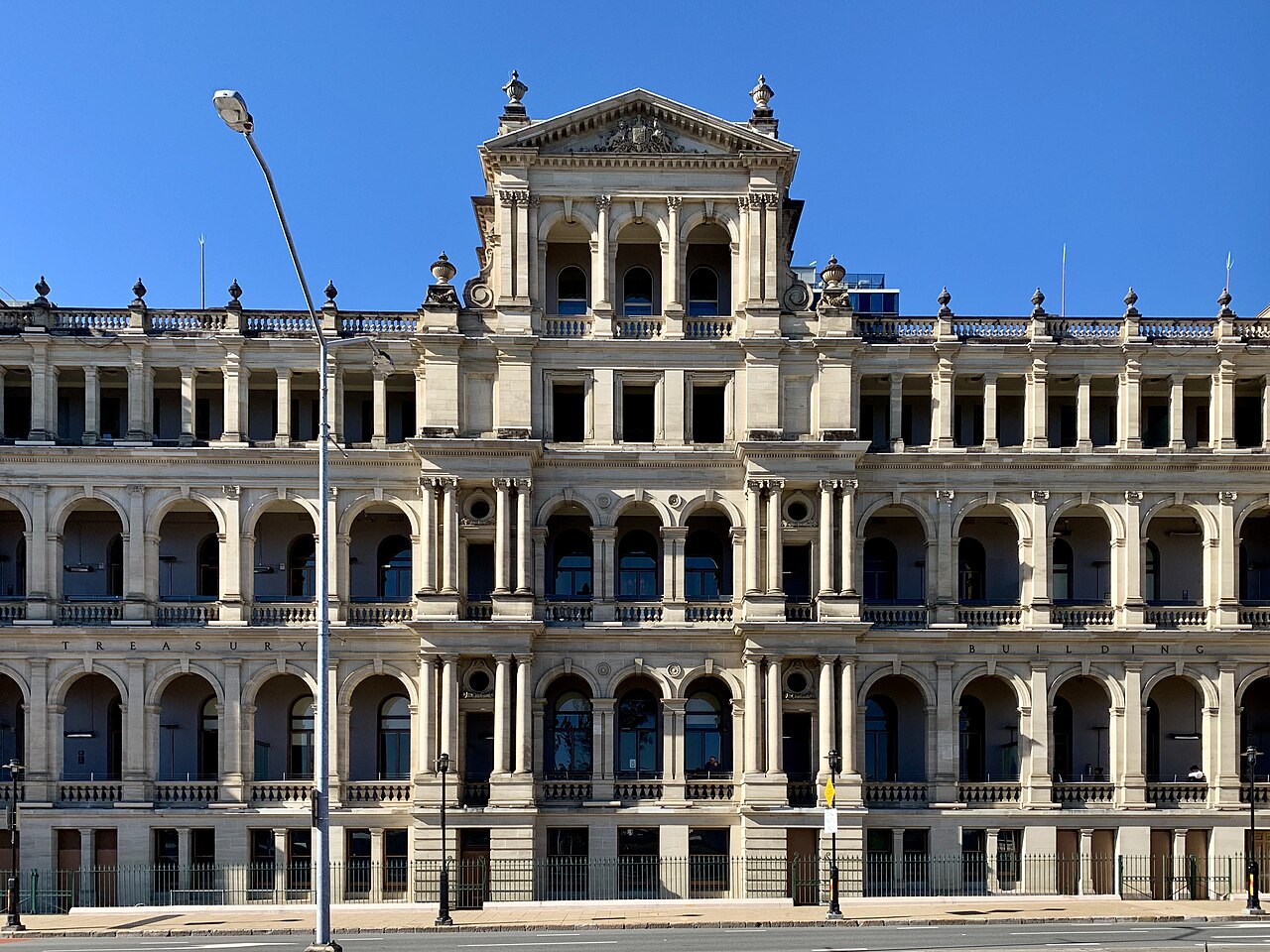 Fachada de un edificio del tesoro público