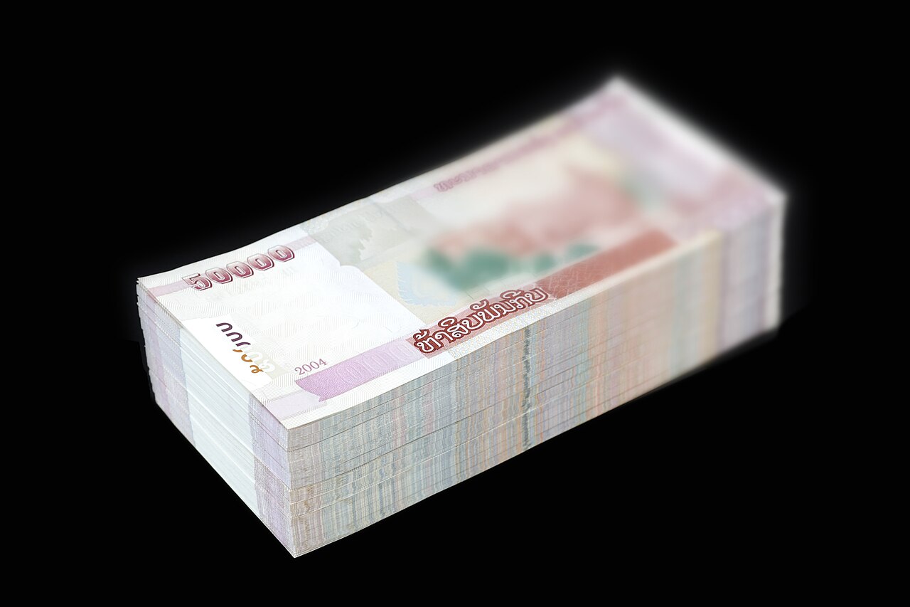 Fajos de billetes apilados