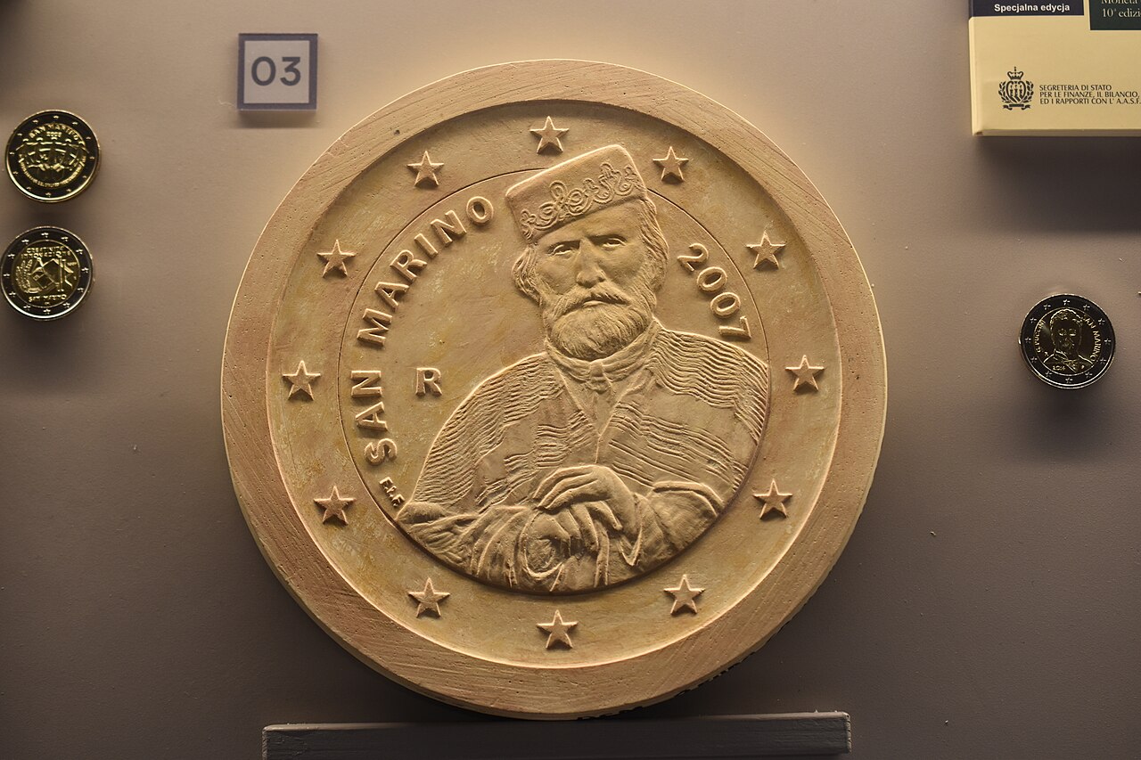 Moneda metálica en primer plano