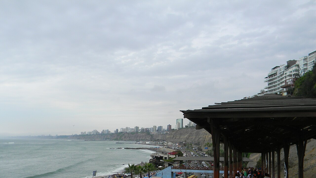 Vista de la ciudad de Lima, Perú, frente al océano