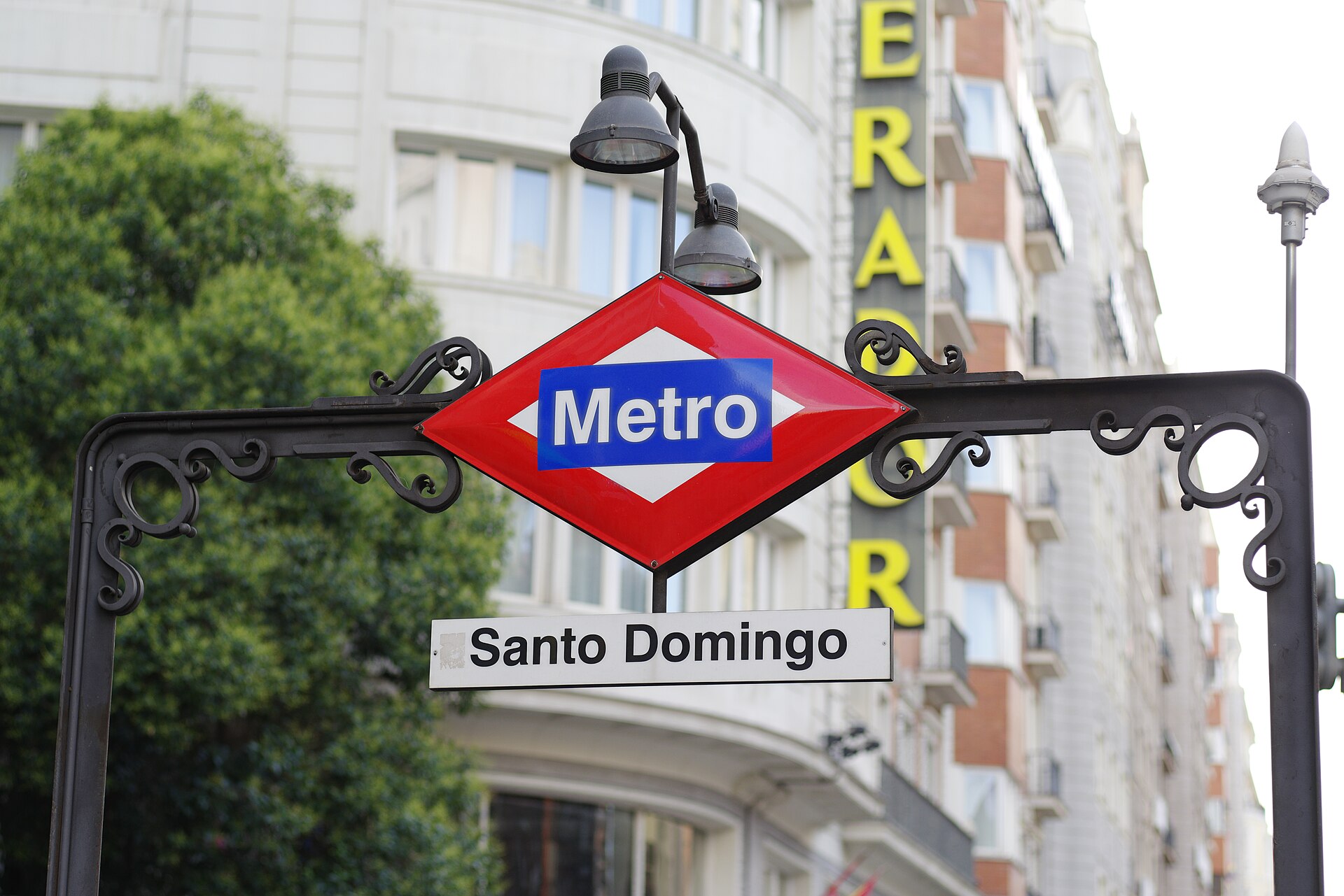 Acceso a la estación de metro de Santo Domingo, en la Gran Vía de Madrid