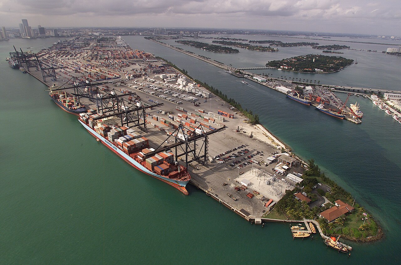 Contenedores de carga apilados en un puerto