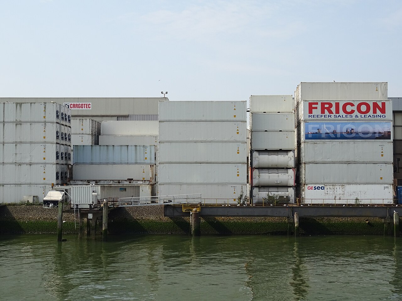 Contenedores apilados en un puerto de carga